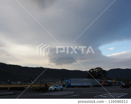 Lenticular clouds appearing in the early morning sky at Marmelo Station Nagato, Nagano Prefecture, Ogata Prefecture 116086812