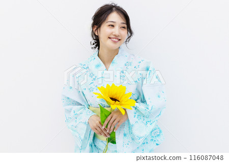 穿著浴衣的年輕女子拿著向日葵，白色背景 116087048