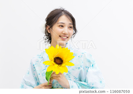 穿著浴衣的年輕女子拿著向日葵，白色背景 116087050
