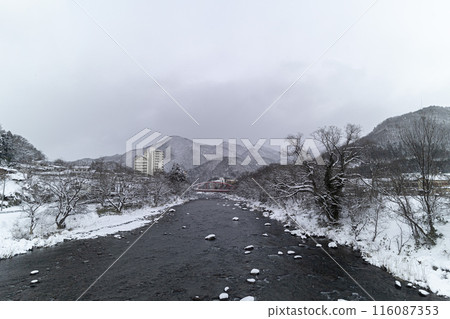 雪天的利根河和山脈 116087353