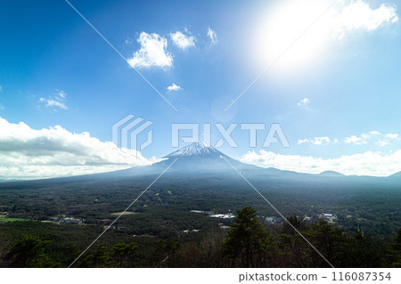 背光的富士山和腳下的小鎮 116087354