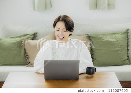 中年婦女在客廳看電腦 116087405