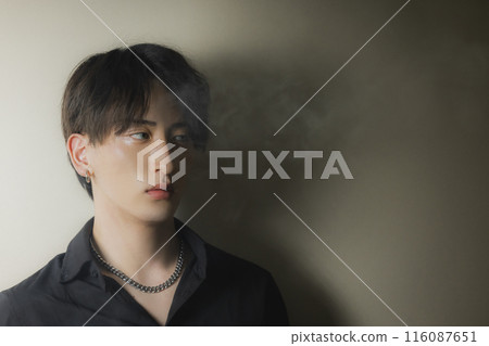 穿黑襯衫的男人 穿黑襯衫的男人 116087651