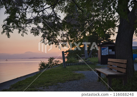 琵琶湖岸邊和黎明時的那條長凳水平構圖 44 116088248