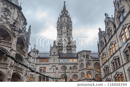 Exterior architecture of famous New Town Hall (Neue Rathaus) on Marienplatz square. 116088394