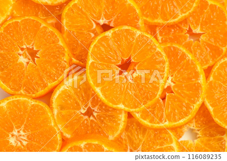Texture of sweet cut tangerines as background 116089235