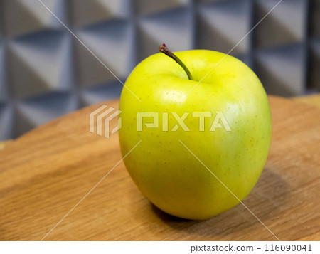 Bright green apple, conveys vitality, fitting for dietary guides or grocery marketing. 116090041