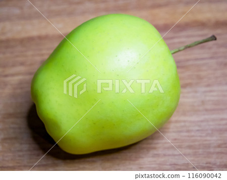The image captures the essence of a fresh apple, suitable for culinary use. 116090042