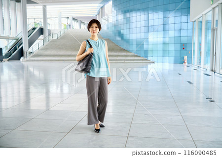 在辦公室大廳工作的女性肖像 在辦公室大廳工作的女性肖像 116090485