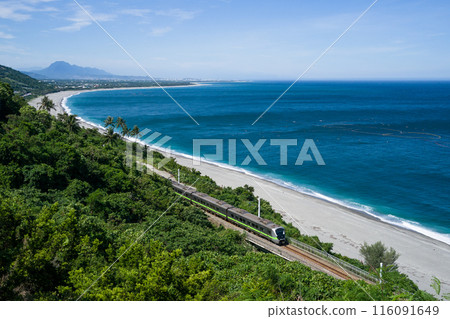台灣鐵路局動車組900號列車沿著南線太麻里行駛，欣賞壯麗的海景。 116091649