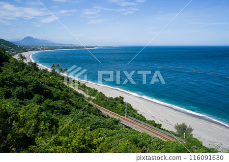 Spectacular view of Taimali on Taiwan's South Loop Line: Railway tracks along the sea 116091680