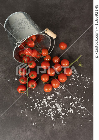 The tomatoes spilled out of the bucket. The tomatoes spilled out of the bucket. 116092149