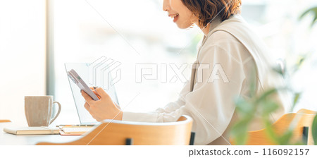 使用智慧型手機的微笑的日本女性/女商人 116092157