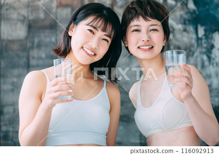 年輕女子喝水 年輕女子喝水 116092913