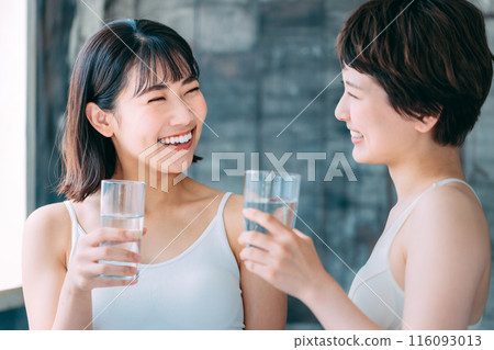 Young woman drinking water 116093013