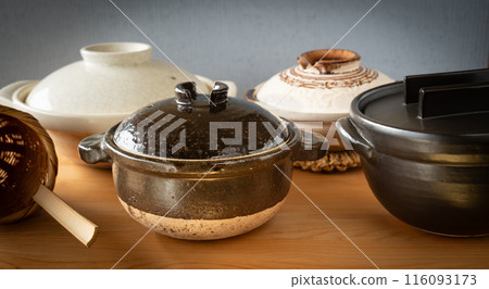 各種陶罐排列整齊 116093173