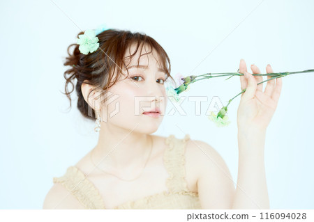 一個帶著彩色康乃馨的女人的港口 一個帶著彩色康乃馨的女人的港口 116094028