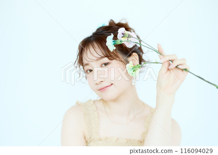 Port of a woman holding colorful carnations Port of a woman holding colorful carnations 116094029