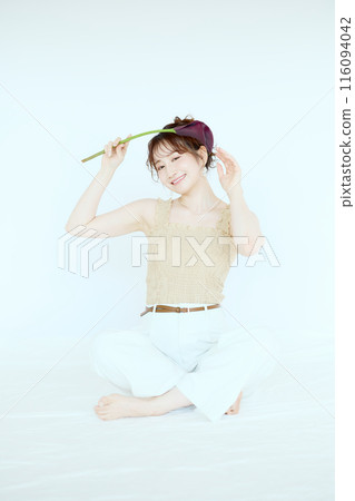 Portrait of woman with flowers 116094042