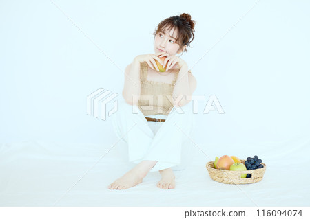 Portrait of a woman holding an apple Portrait of a woman holding an apple 116094074
