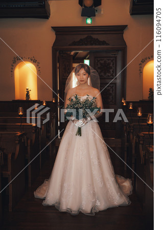 Bride walking at wedding venue 116094705