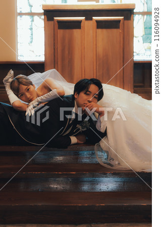 Bride and groom taking a commemorative photo at the ceremony 116094928