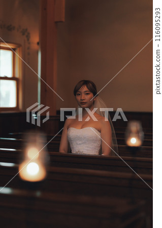 Bride taking a commemorative photo at the wedding venue 116095293