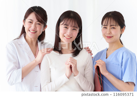 Female patient, doctor and nurse Female patient, doctor and nurse 116095371