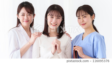 Female patient, doctor and nurse Female patient, doctor and nurse 116095376
