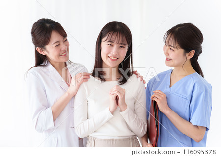 Female patient, doctor and nurse 116095378