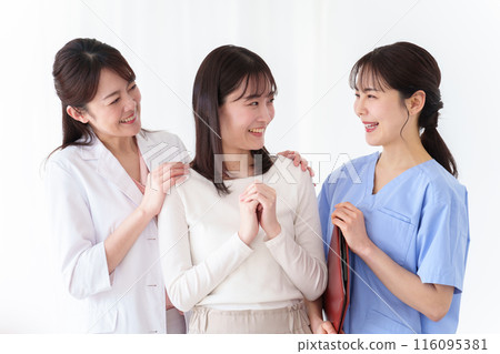 Female patient, doctor and nurse Female patient, doctor and nurse 116095381
