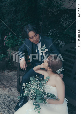 新娘和新郎穿著燕尾服和婚紗 新娘和新郎穿著燕尾服和婚紗 116095382