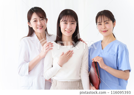 女性患者、醫生和護士 116095393