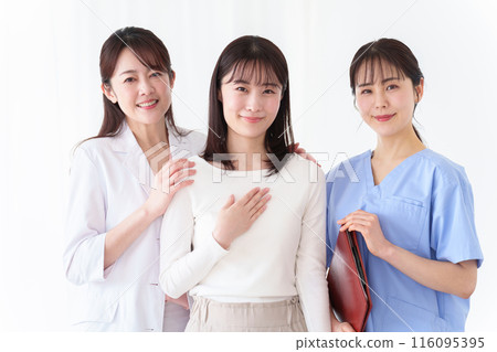 Female patient, doctor and nurse Female patient, doctor and nurse 116095395