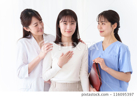 Female patient, doctor and nurse 116095397