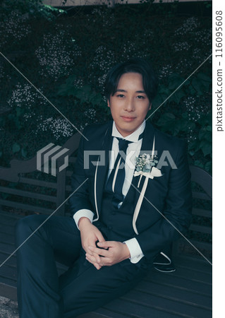 Groom in black tie 116095608
