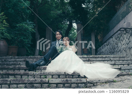 新娘和新郎穿著燕尾服和婚紗 116095829