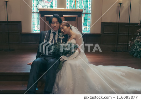 新郎新娘在儀式場地合影留念 新郎新娘在儀式場地合影留念 116095877