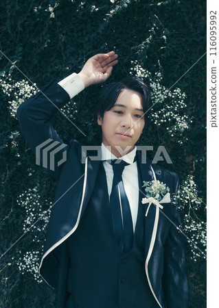 Groom in black tie Groom in black tie 116095992