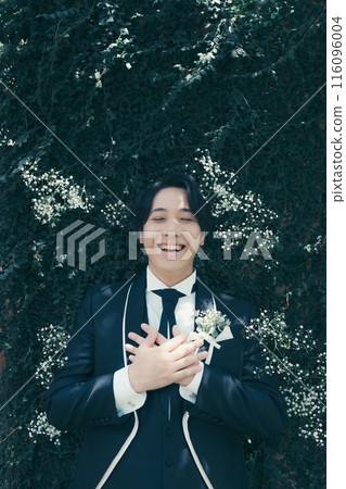 Groom in black tie Groom in black tie 116096004