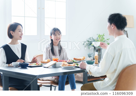 Parents and children eating breakfast in the living room 116096309
