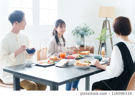 Parents and children eating breakfast in the living room 116096316
