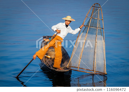 Burmese fisherman at Inle lake, Myanmar 116096472