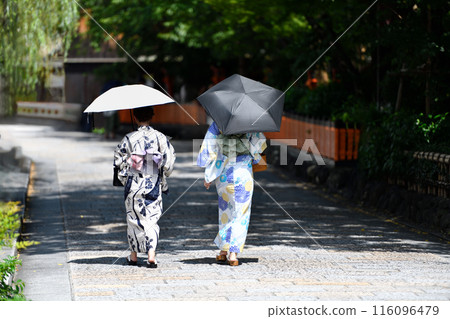 A woman traveling in Gion Shirakawa in summer A woman traveling in Gion Shirakawa in summer 116096479