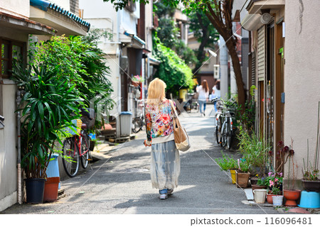 一名婦女在大阪老城區中崎町散步 116096481