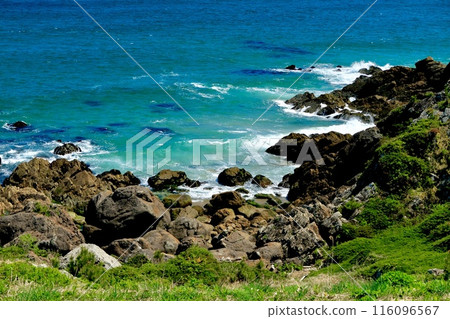 White waves on the coast and blue sea 116096567