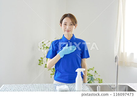 清潔廚房的房屋清潔女工的肖像 116097473