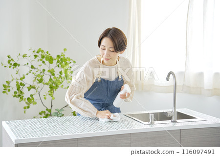 Housewife cleaning the kitchen 116097491
