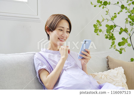 懷孕率高的孕婦在家使用智慧型手機 116097523