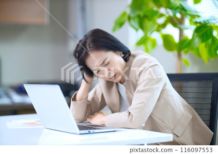 中年婦女在辦公室看起來很疲憊 116097553